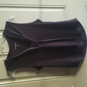 Knit sleeveless shirt with tie.